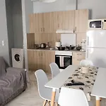 아파트 Bright & Comfy Near The 코스 타운
