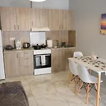 Bright & Comfy Near The 아파트 코스 타운