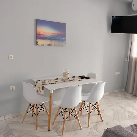 Bright & Comfy Near The Apartment *